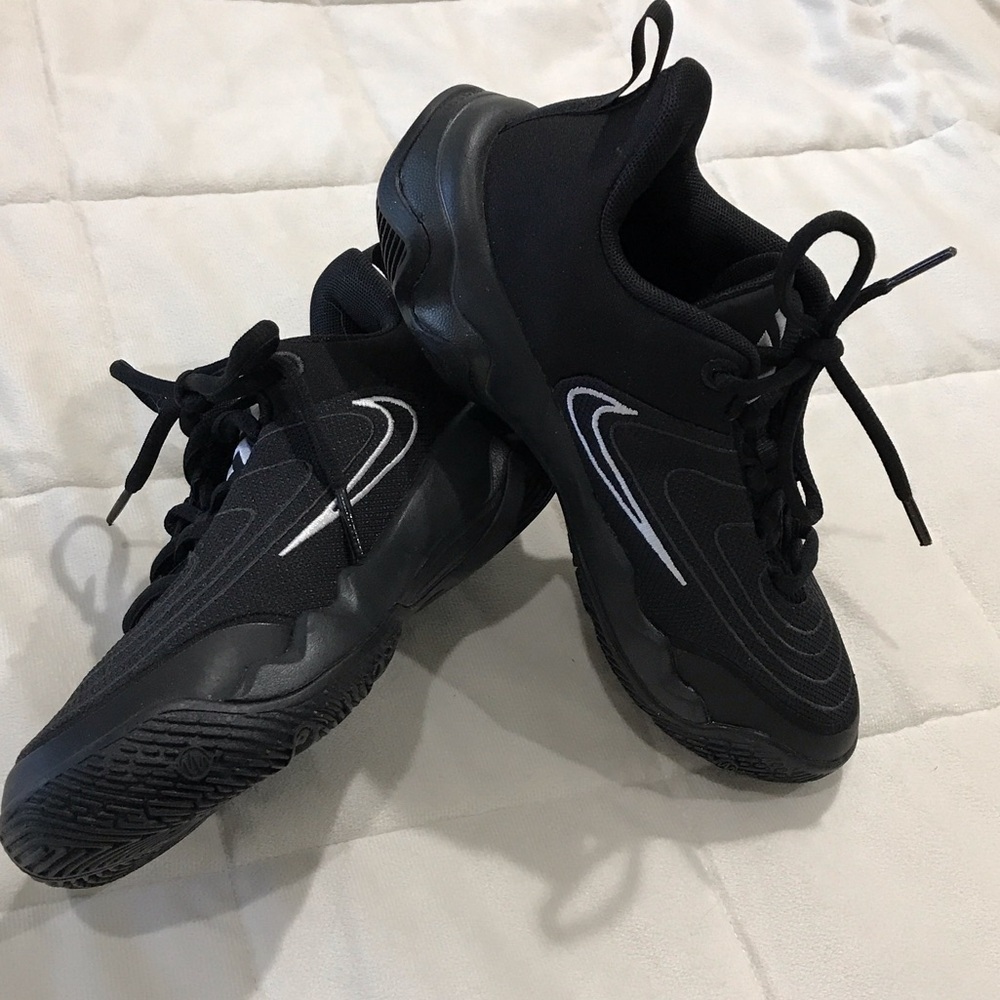 Nike Giannis Immortality Kids Black and White Basketball Sneakers LIKE NEW